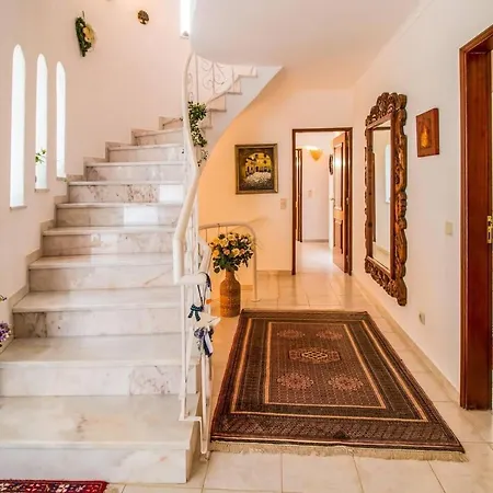 Stunning 3-Bed Villa In Albufeira Albufeira